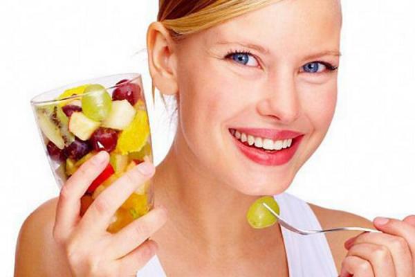 Mujer comiendo sano