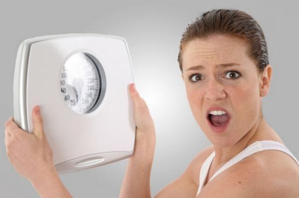 Mujer con bascula asustada