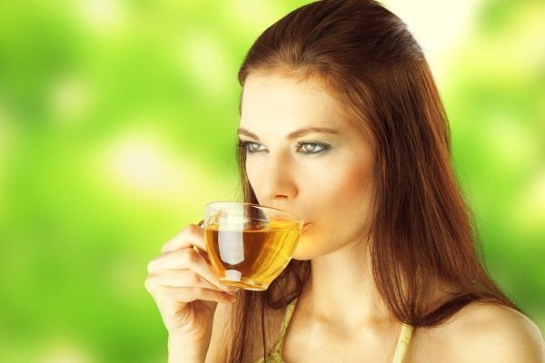 Foto mujer bebiendo infusión
