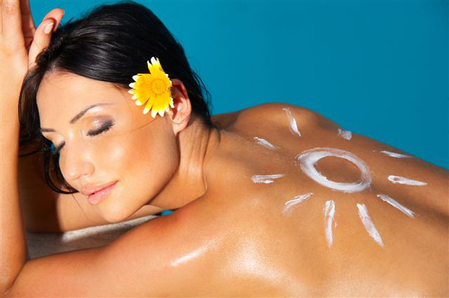 Mujer tumbada al sol con crema solar