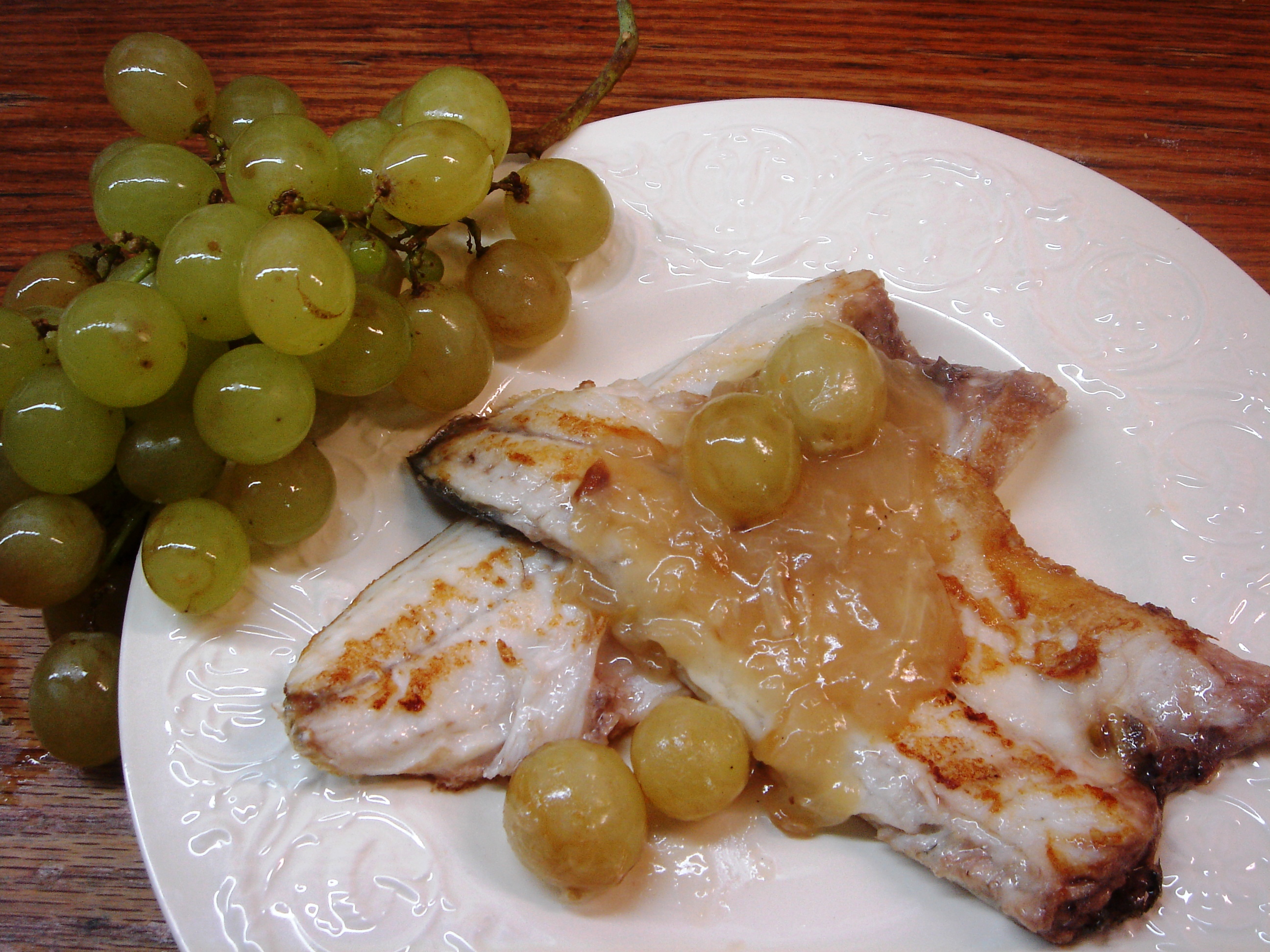 Lubina a la plancha con salsa de uvas