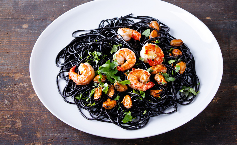 Espaguetis negros con gambas