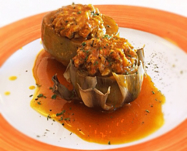 alcachofas rellenas de ensalada y salsa de tomate