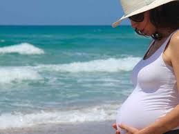 Mujer embarazada en la playa