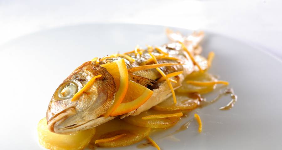 Plato de besugo a la narnaja