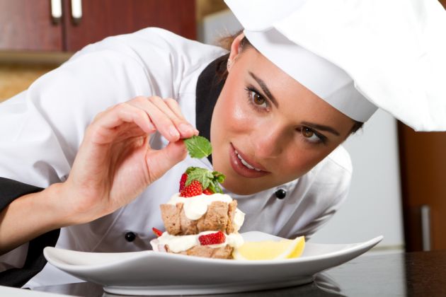 Mujer cocinera preparando un plato