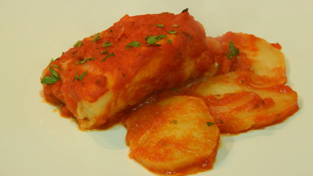 Bacalao con salsa de pimientos y patata panadera