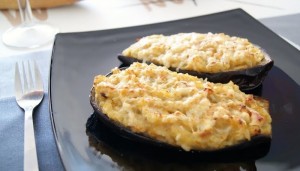 Plato con dos berenjenas rellenas de crema de coliflor