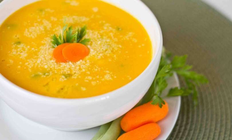 Plato con crema de calabaza y zanahorias adornando