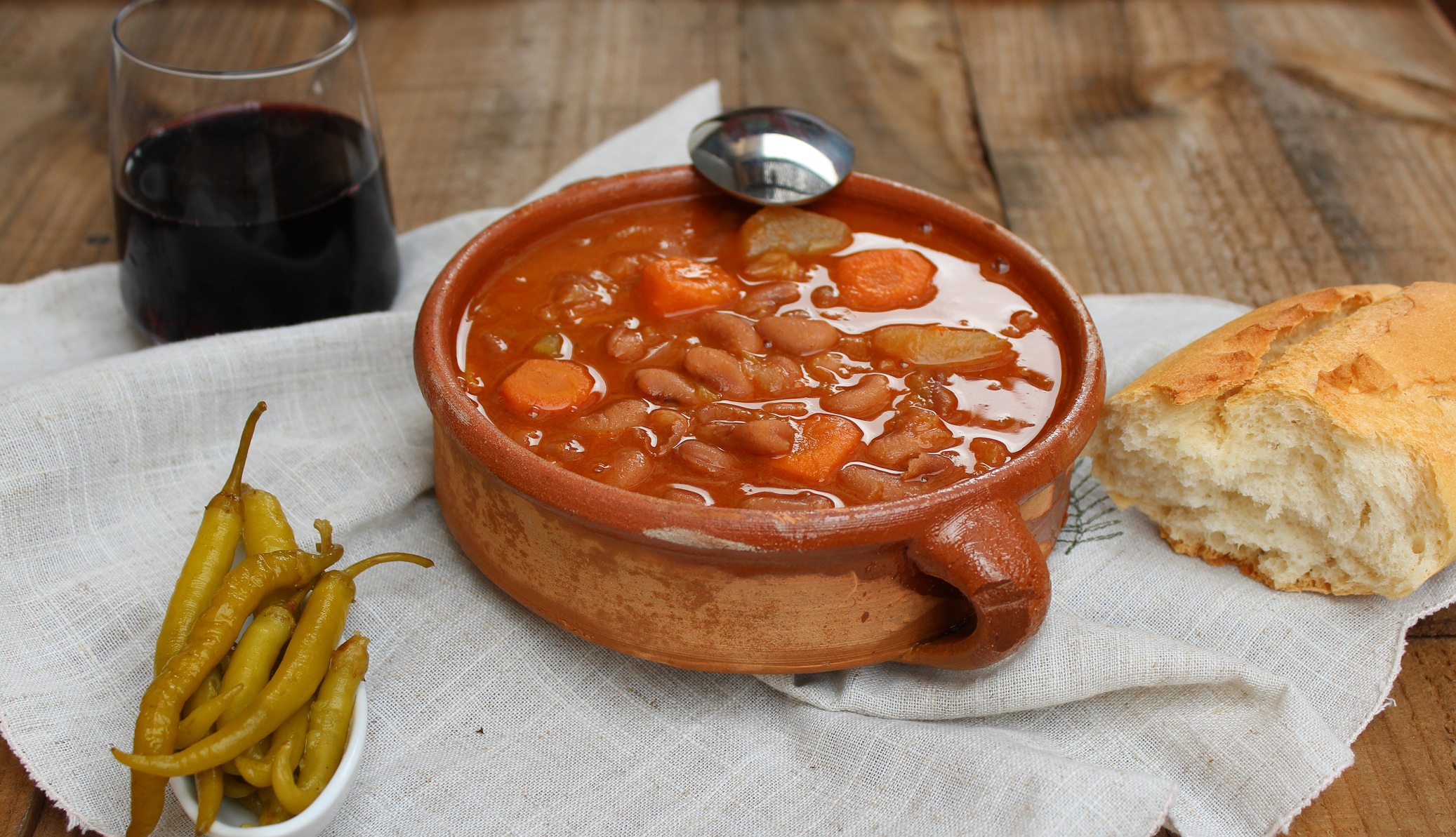 Estofado de alubias y verduras en un cuenco