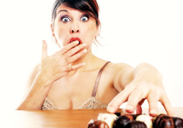 Mujer picoteando chocolate