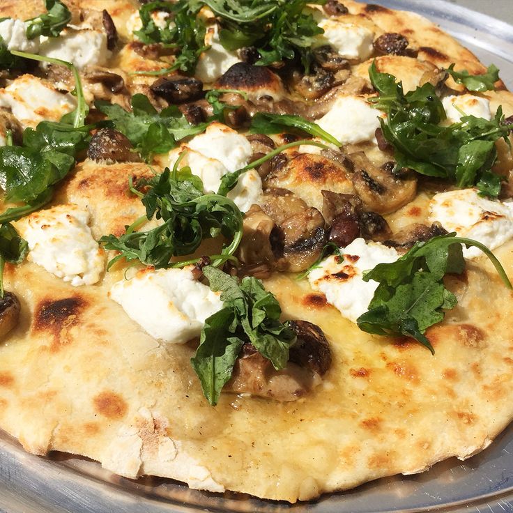 Pizza de rucula,setas y queso de cabra