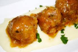 Plato con 3 albondigas de atún y alubias