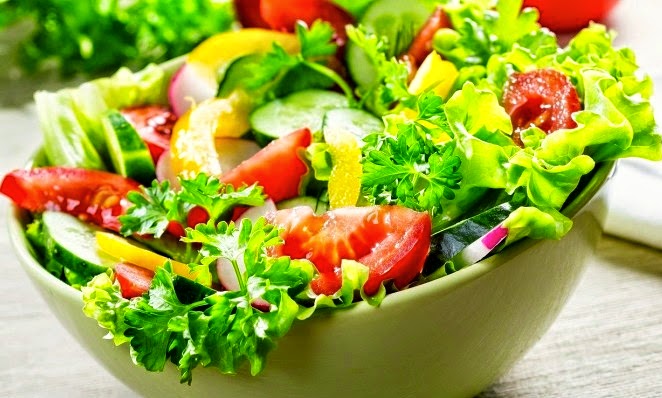 Bol con ensalada de lechuga,piña,tomate y cebolla roja.