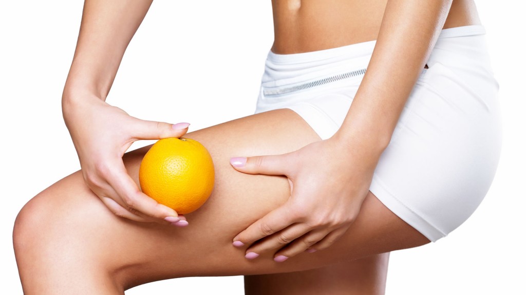 Mujer enseñando muslo y una naranja
