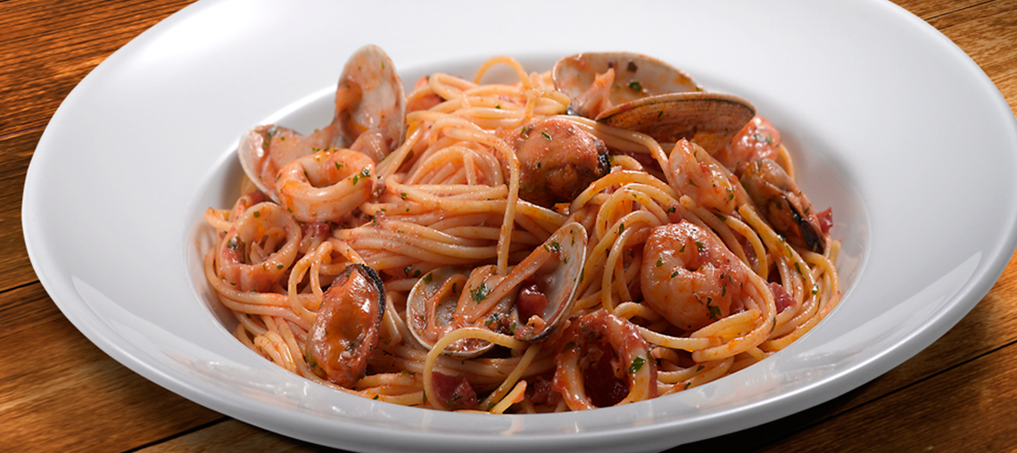 Espaguettis con gambas.mejillones y tomate