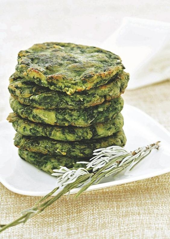 Tortillas de espinacas apiladas en un plato
