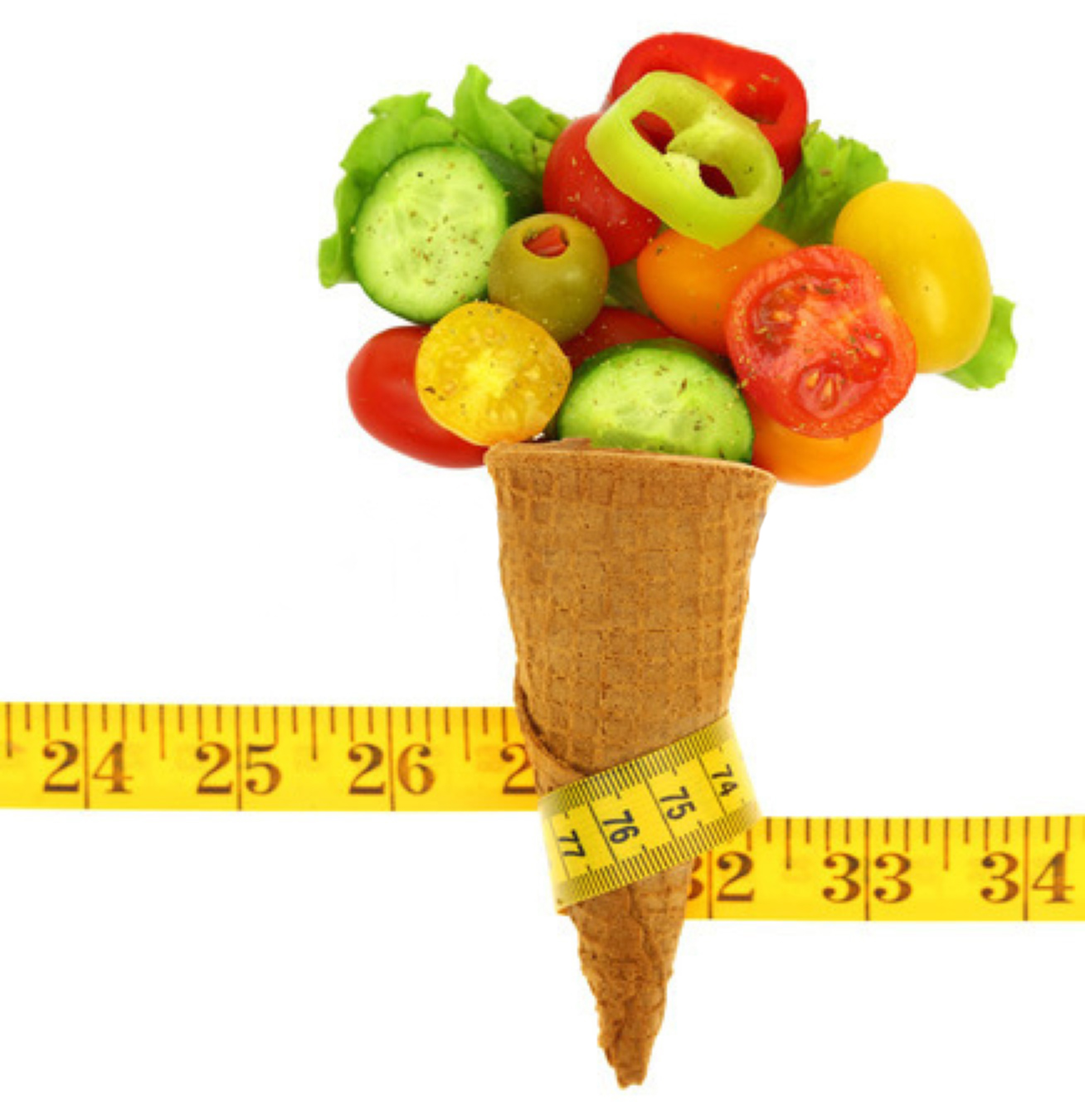 Cucurucho de helado lleno de verduras rodeado de cinta de medir