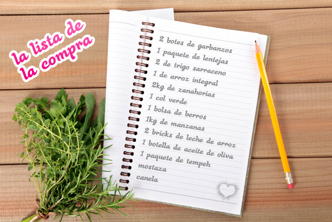 Mesa de madera con cuaderno con lista de la compra
