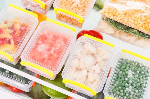 Tuppers congelados con diferentes alimentos