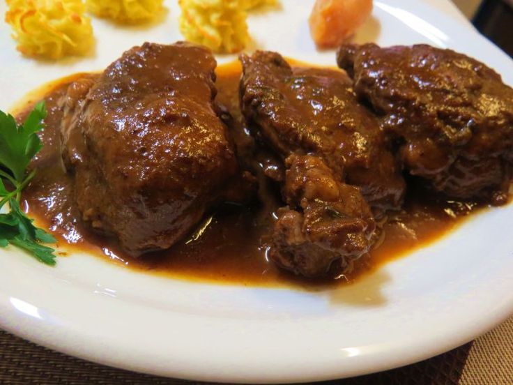 Plato blanco con carrilleras de ternera al vino tinto