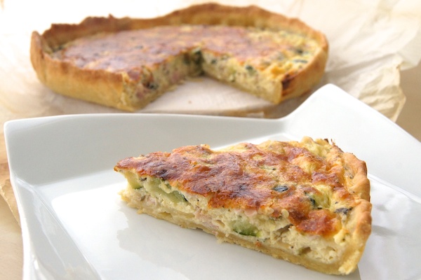 Plato blanco con quiche de beicon y clabacin