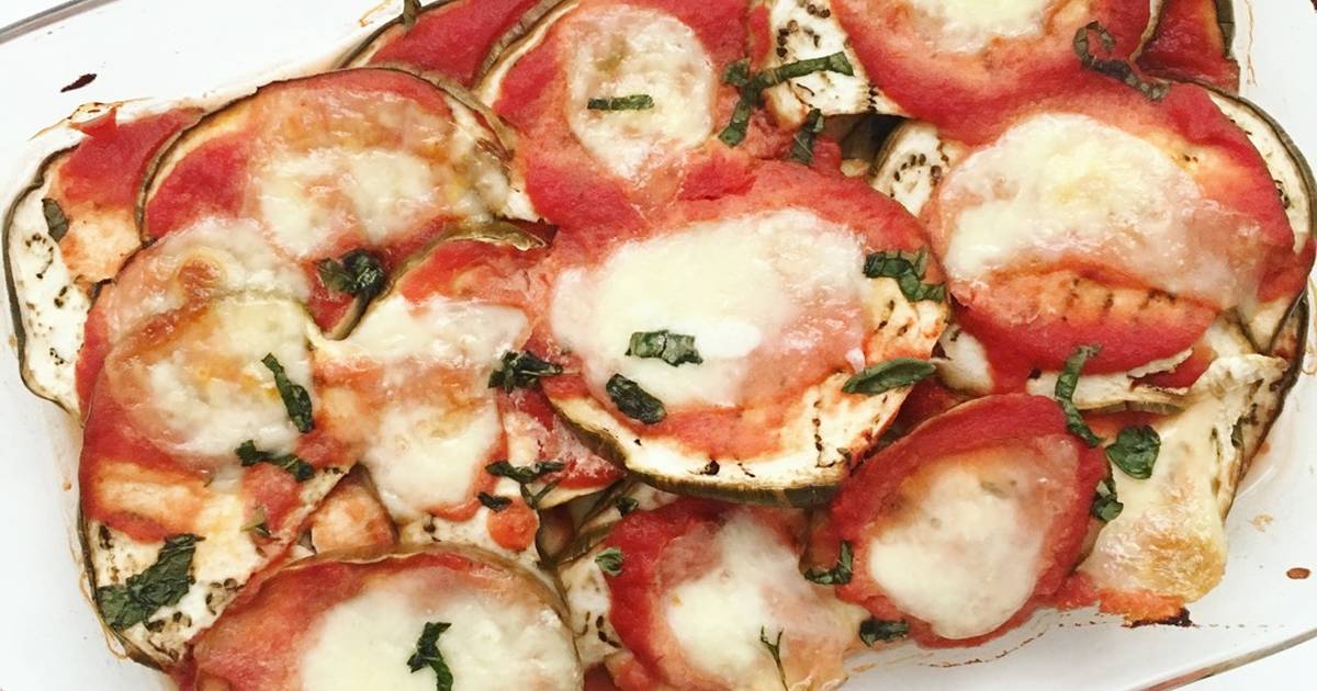 Plato blanco con berenjenas con mozarella