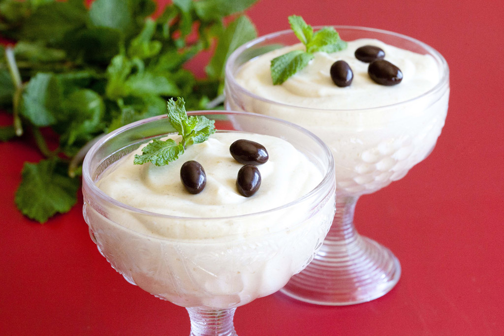 Copas transparentes con crema de chirimoya y hojas de menta