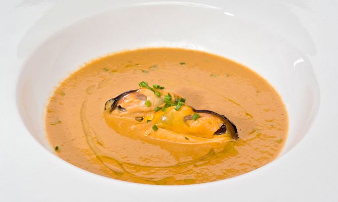 Plato blanco con suquet de mejillones