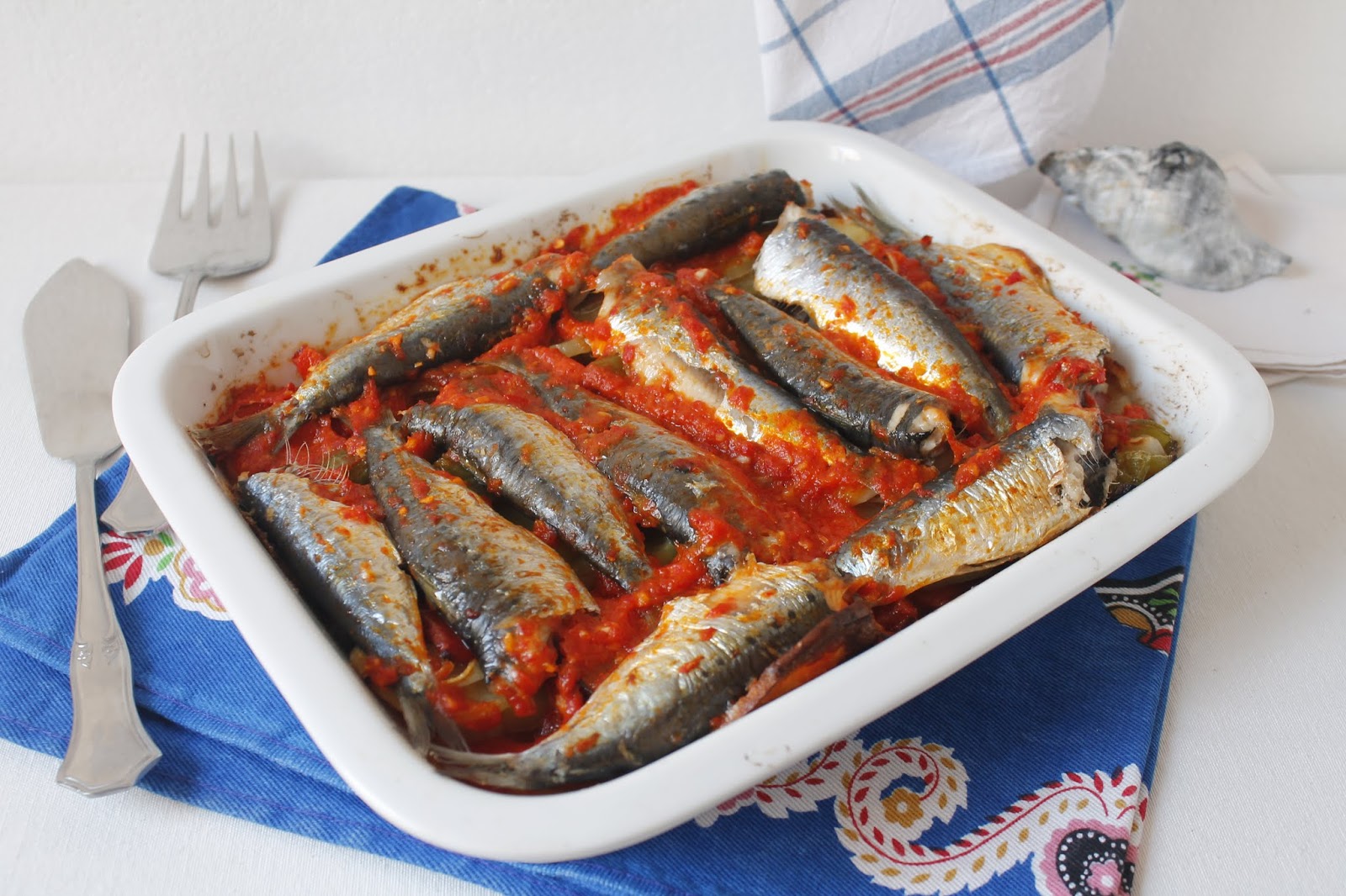 Fuente blanca son sardinas a la panadera en su interior