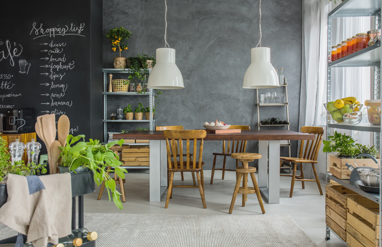 Cocina de madera con elementos naturales