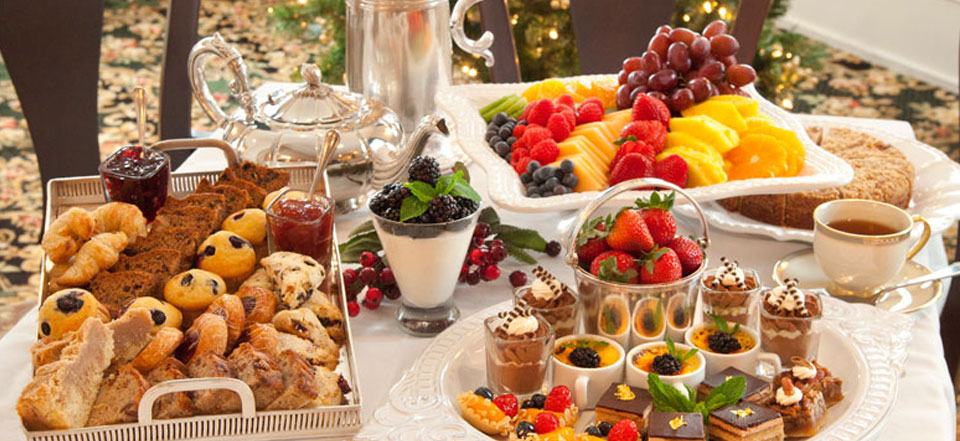 Mesa con brunch preparado