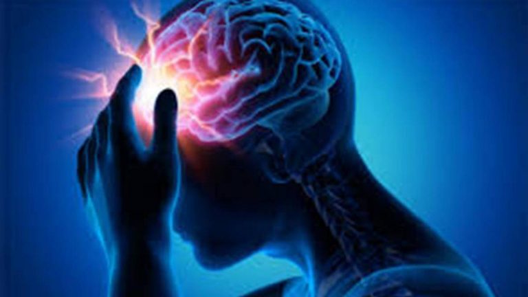 Imagen en tonos azules de persona con dolor de cabeza