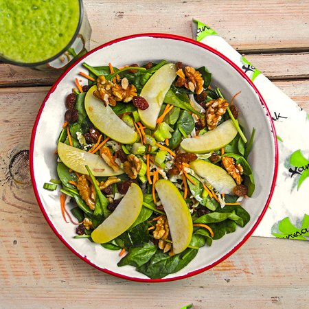 BOl de latón blanco con ensalada de espinacas, zanahoria y nueces