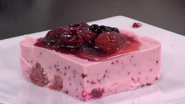 Plato blanco con mousse de frutos rojos