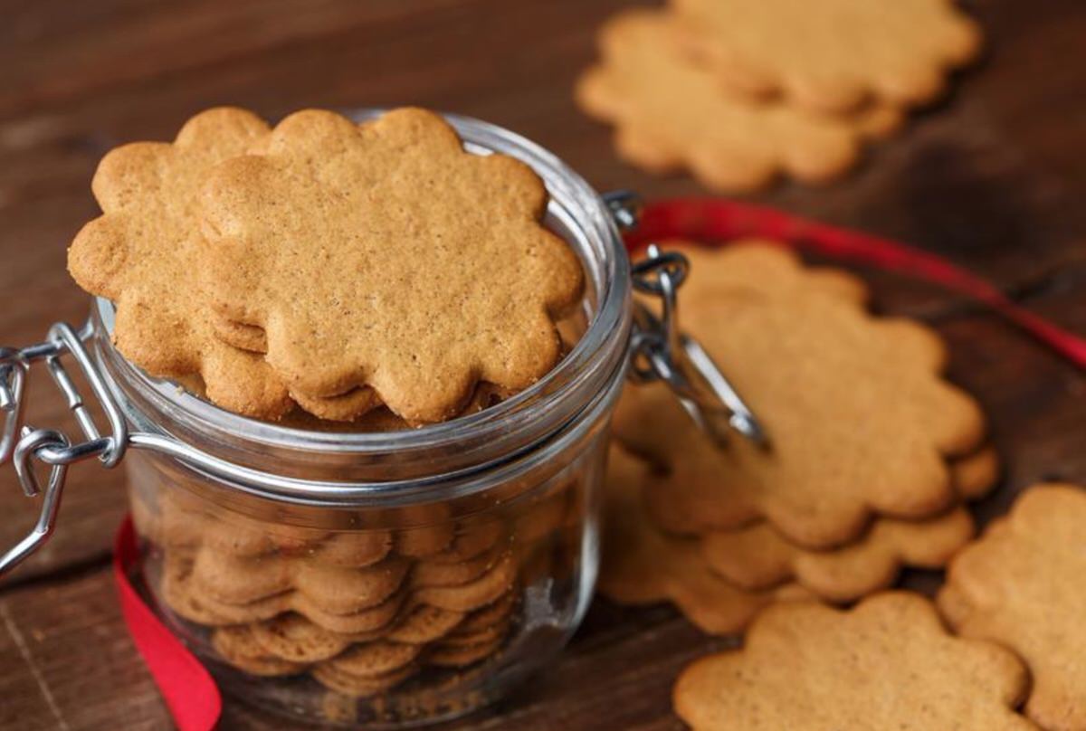 Galletas de jengibre en frasco de cristal sobre mesa de madera