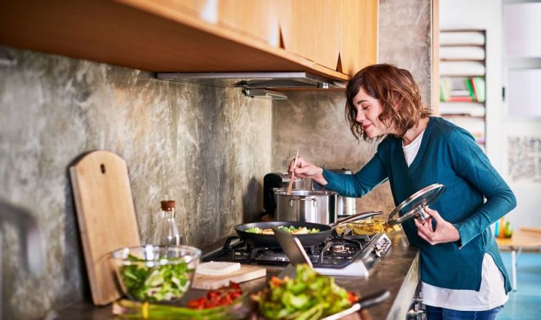 Mujer cocinando en la cocina