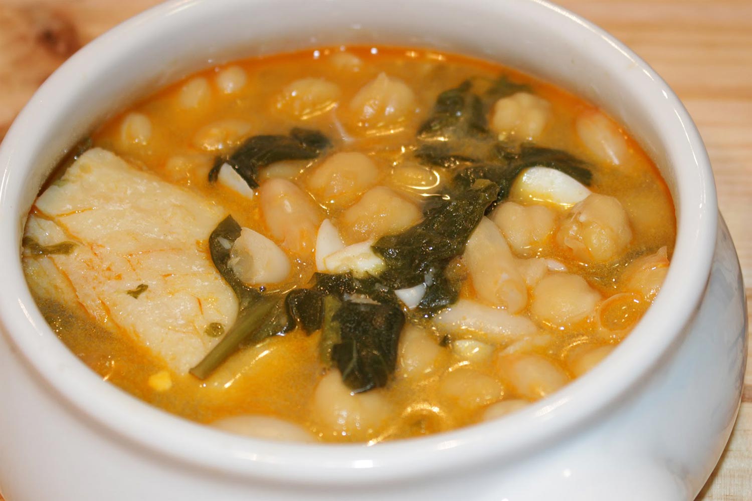 Bol blanco con garbanzos,bacalao y espinacas