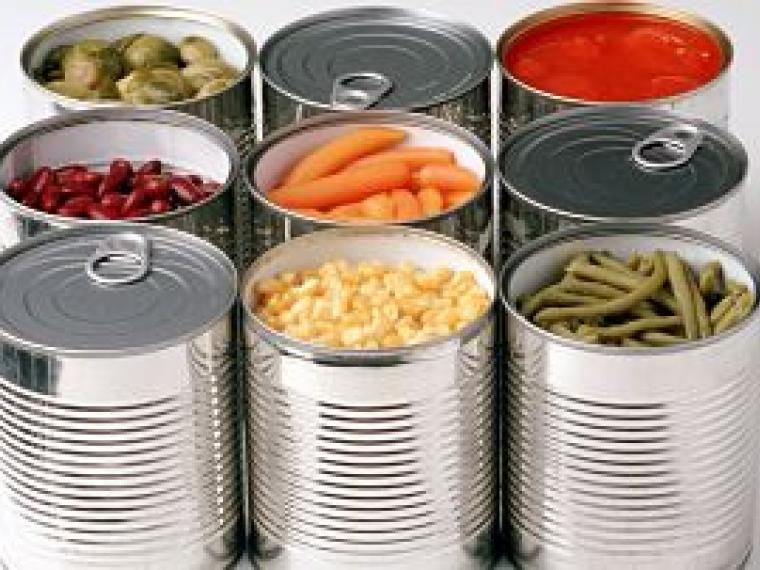 Latas metálicas con verduras en su interior