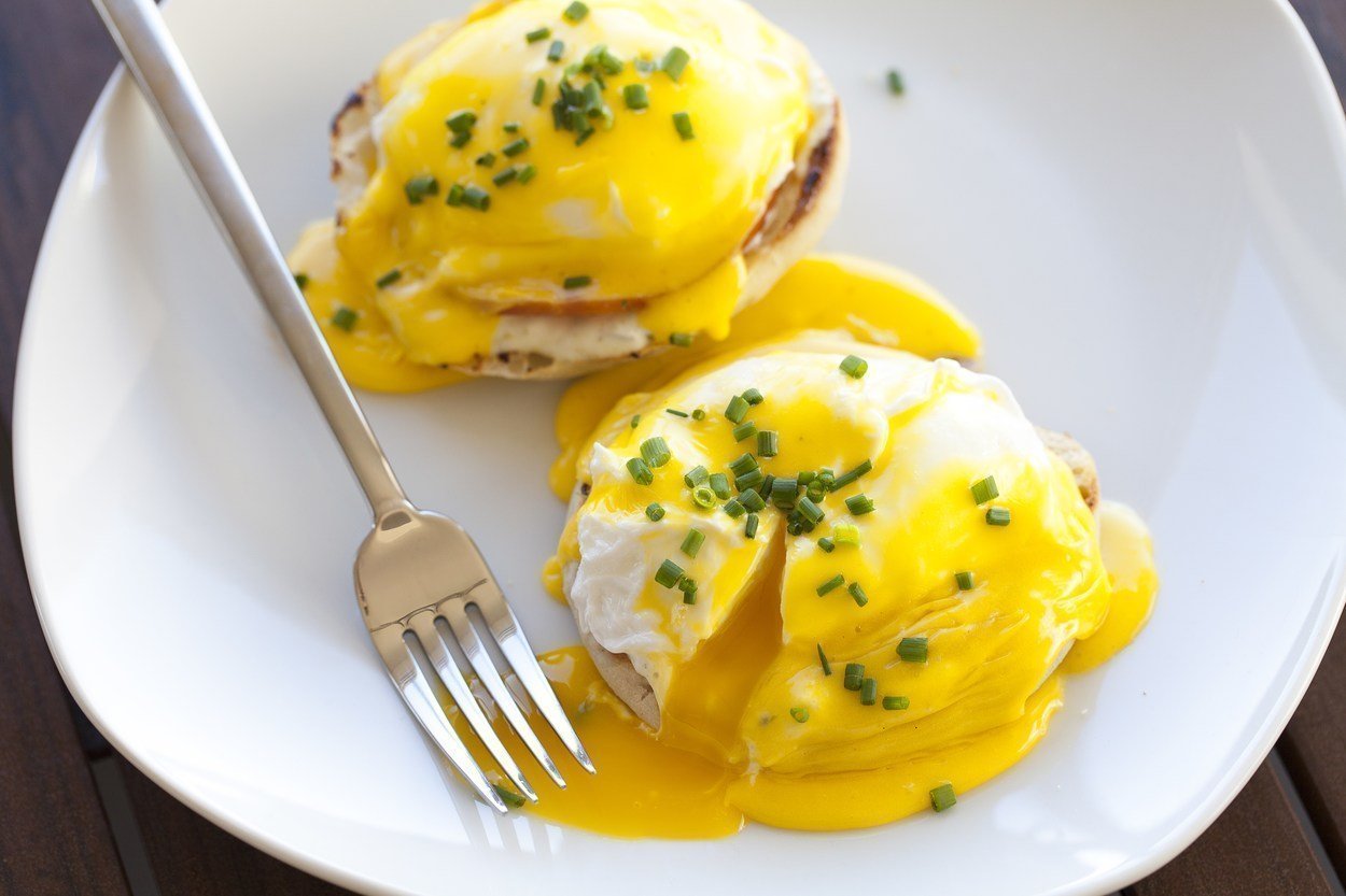 Plato blnaco con huevos benedictine