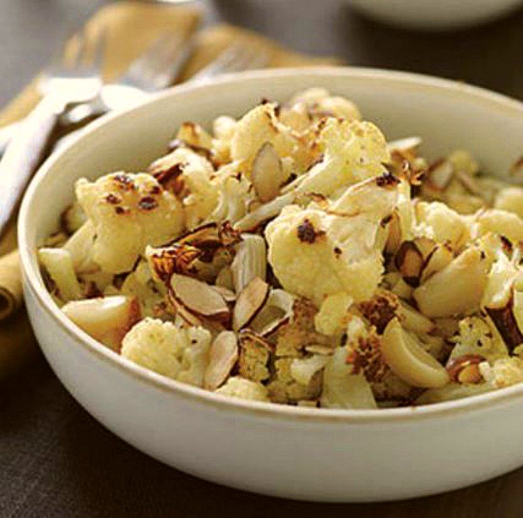 Plato blanco hondo con coliflor cocida con almendras