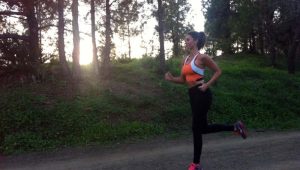 ;ujer corriendo por el bosque
