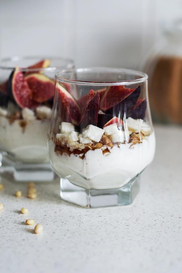 Vasos de cristal con crema de queso e higos