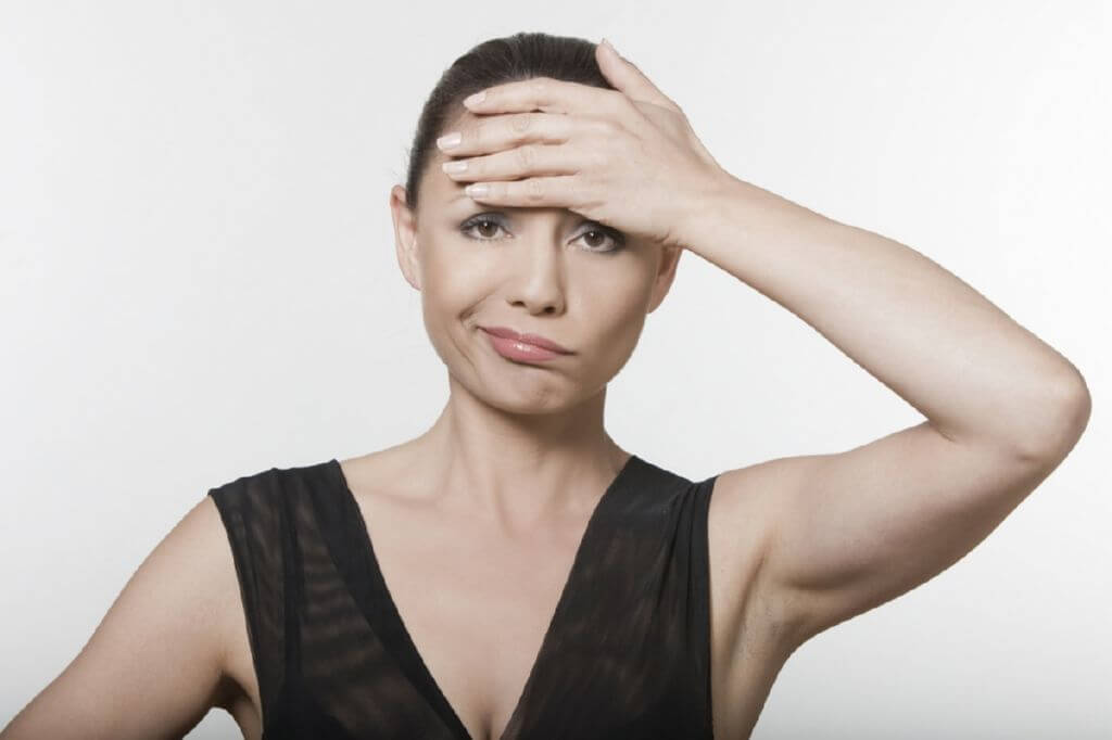 Mujer con la mano en la cabeza