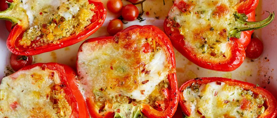 Pimientos rellenos de quinoa y verduras al horno