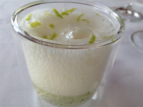 Espuma de manzana en copa de cristal
