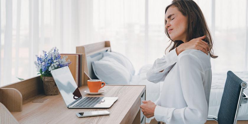 Foto mujer teletrabajando con dolor muscular