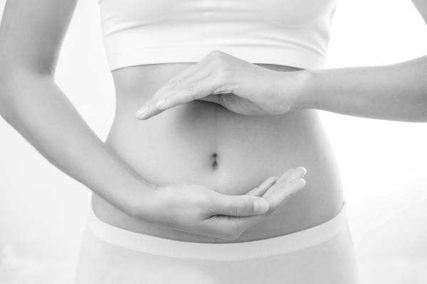 Mujer remanrcando su tripa, foto en blanco y negro