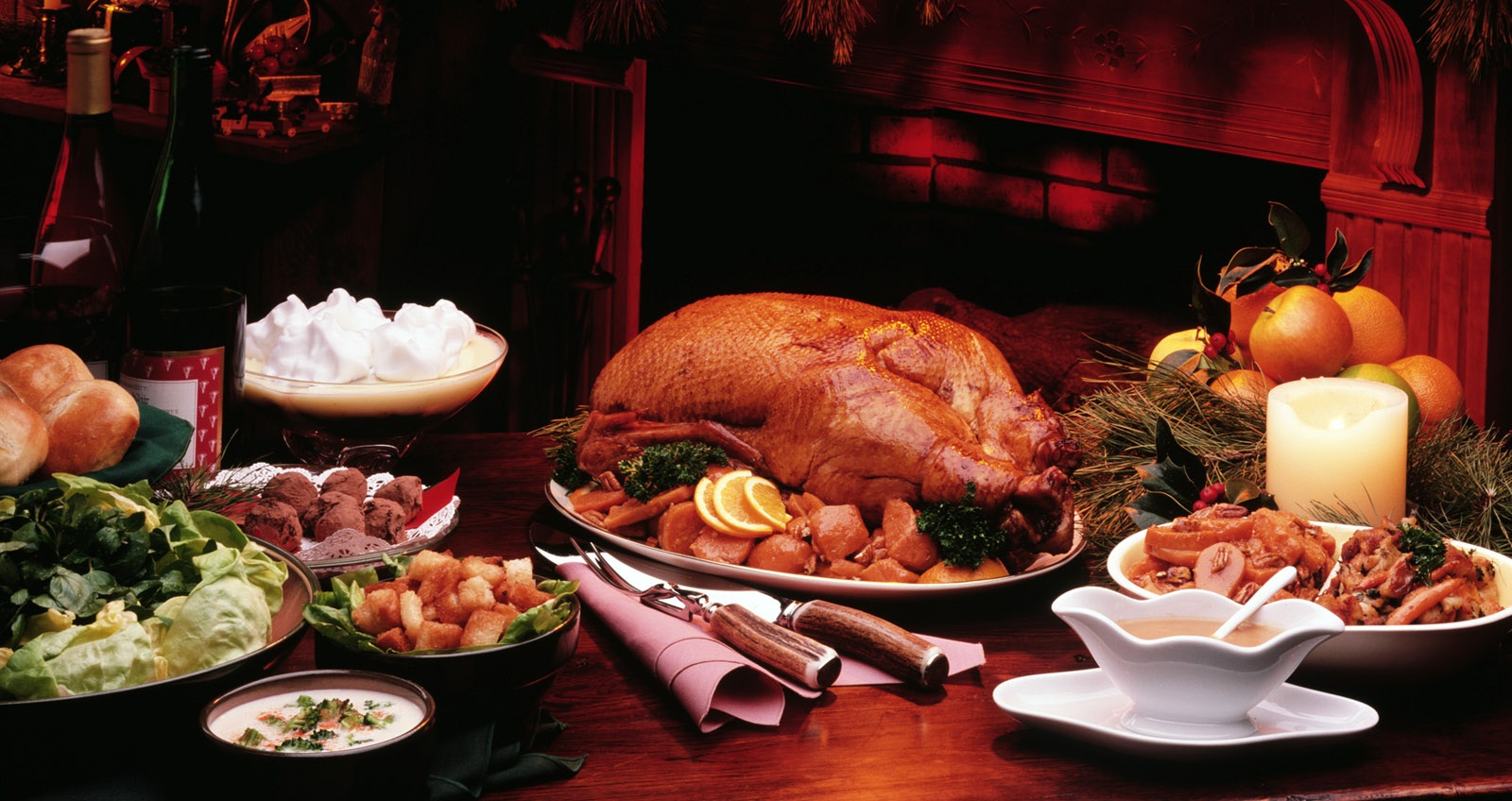 Mesa de navidad con pavo y varios entrantes