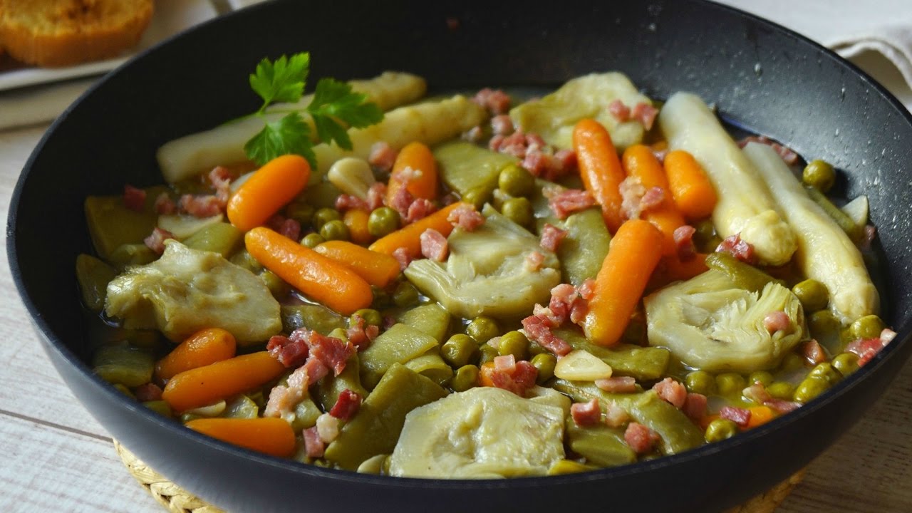 Sartén negra con menestra de verduras con taquitos de jamón